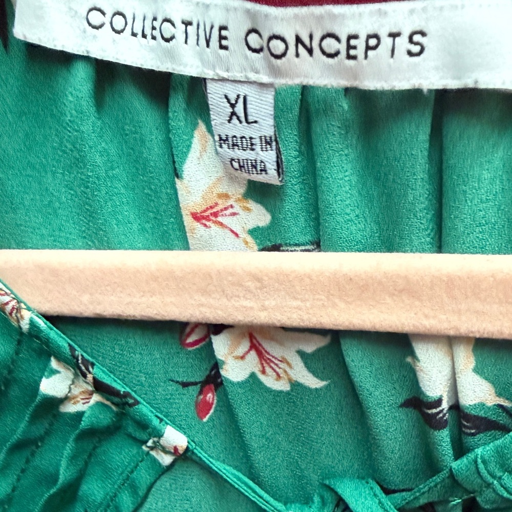 Collective Concepts Emerald Floral Blouse - Picture 4 of 5